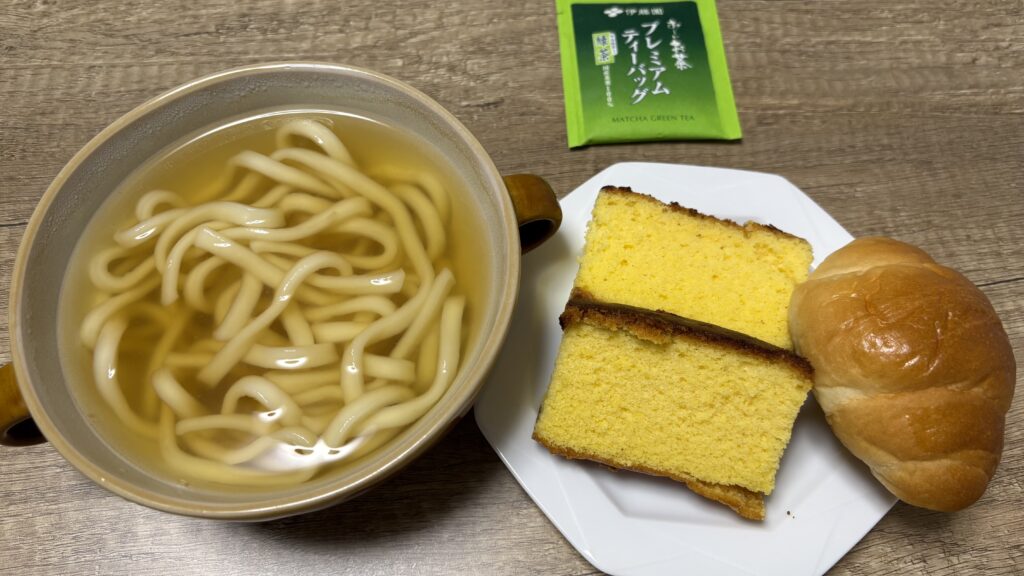 夕食の素うどんとカステラ・ロールパン