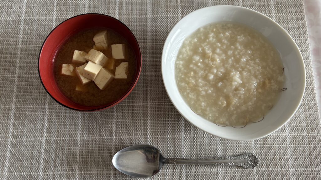 器に盛った鯛がゆと豆腐の味噌汁